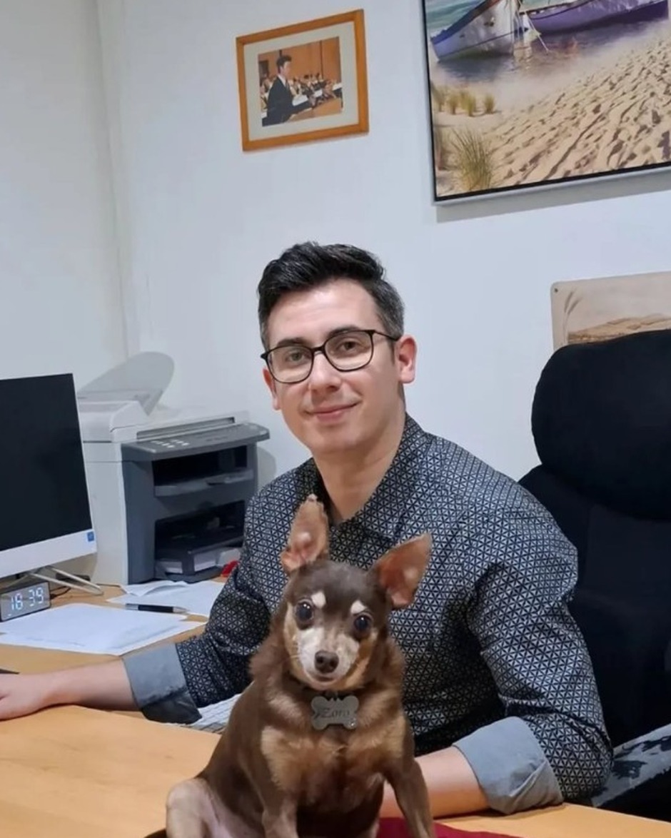 Marcel Ševčík se psem Zoro v kanceláři
